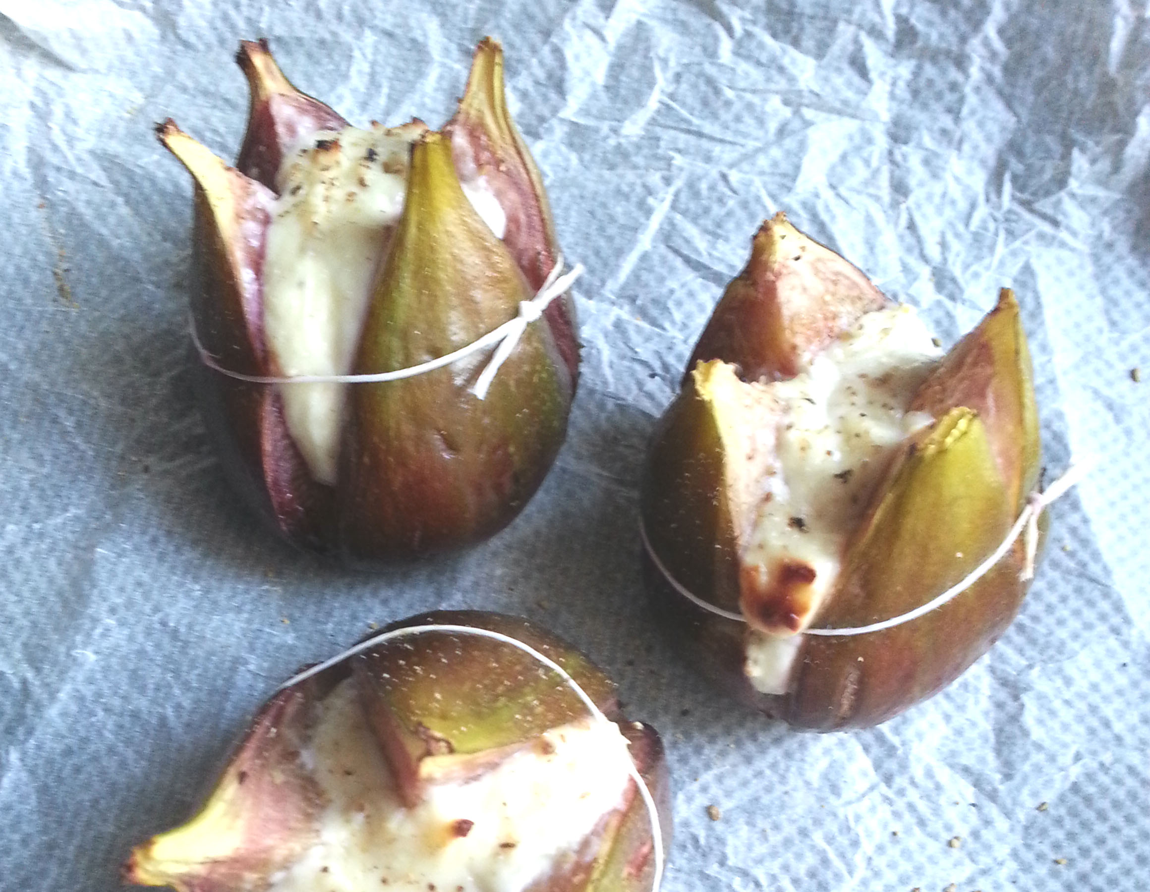 Figues au fromage de chèvre et au miel.
